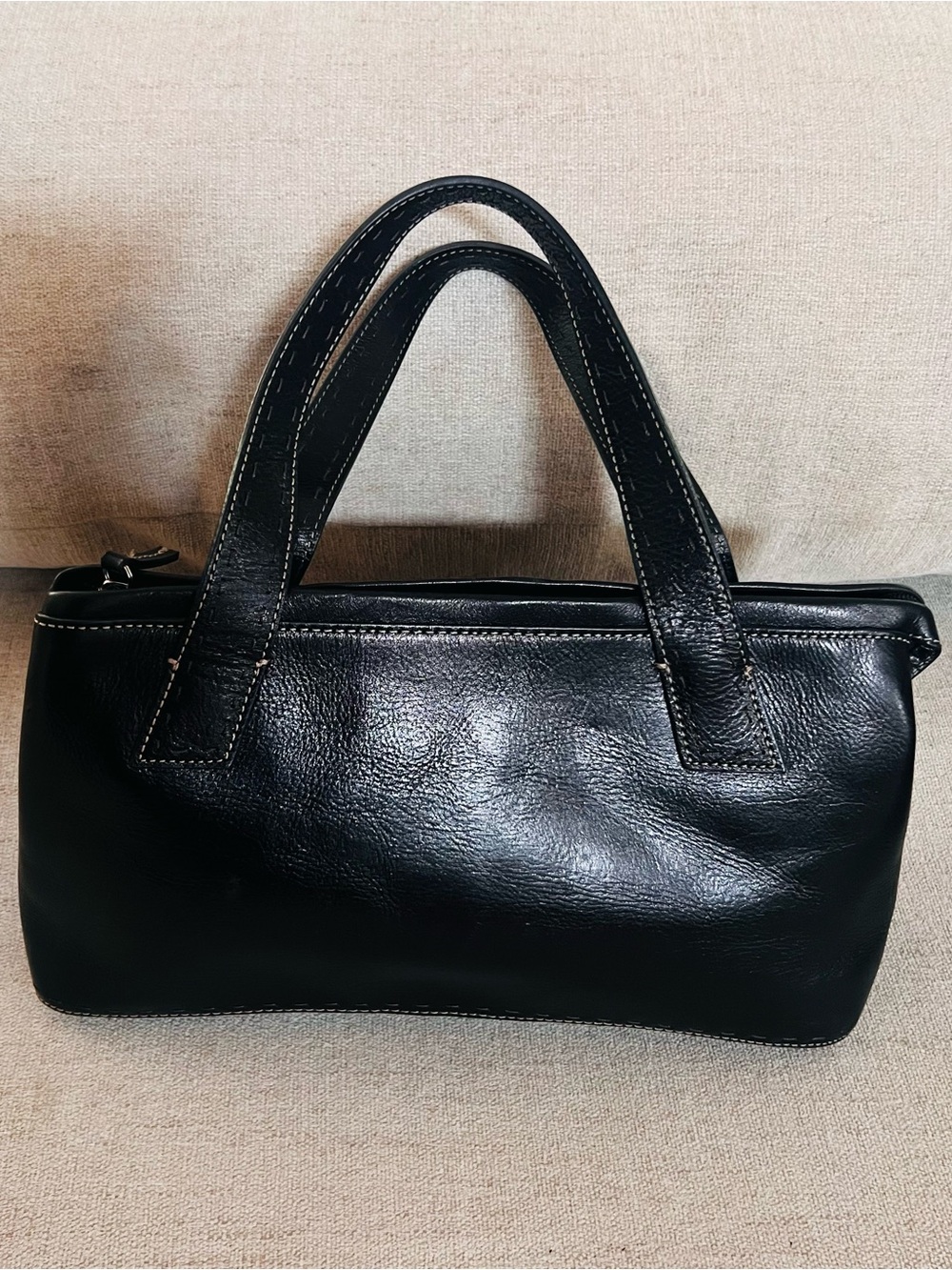 Classic Fossil Sedona satchel is crafted from textured pebbled leather.